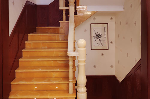 平泉中式别墅室内汉白玉石楼梯的定制安装装饰效果