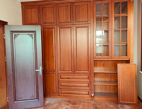 平泉中式家庭装修里定制的实木衣柜效果图